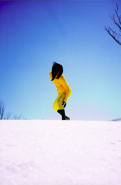 雪上で立つ　黄色　山頂