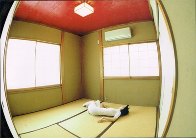 The entire ceiling turns red. the body falls to the left while lying down.