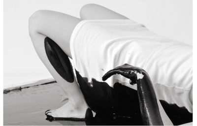 Close-up: The paint on the lower half of the body rises.