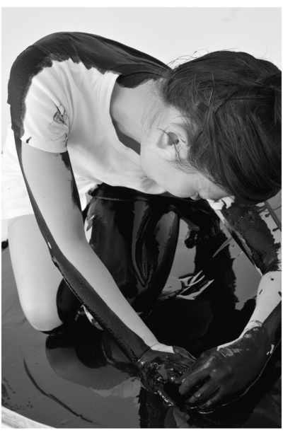 Kneeling: An oval is formed by the arms, shoulders.