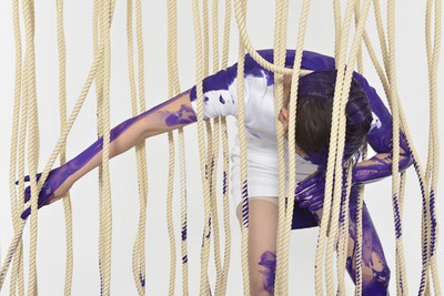 Arms extended from the shoulders rub against the rope.