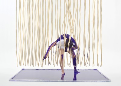 前屈ポーズ、立った腰や伸びた腕で空間やロープに描く