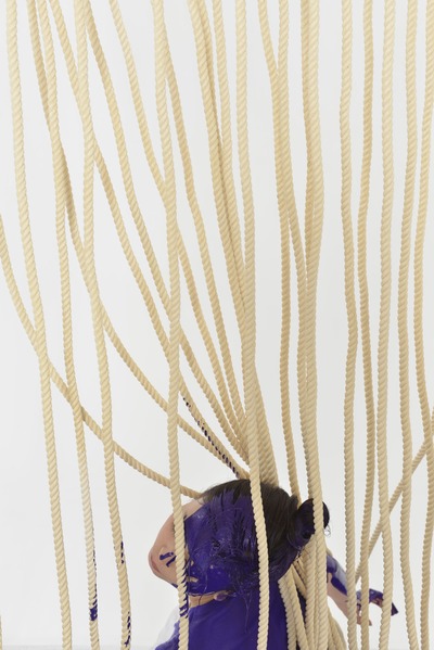 Head and rope bend like the tip of a brush.