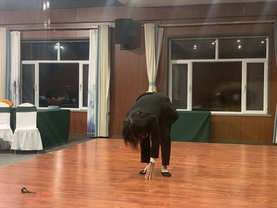 The body folds vertically in half; the left hand begins to lift from the floor