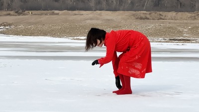 The soles press firmly into the ice; both hands lift away from it